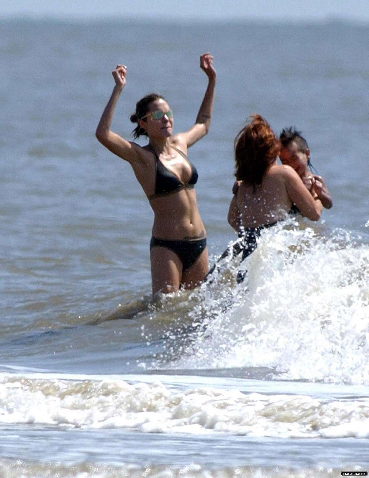Анджелина Джоли на пляже
